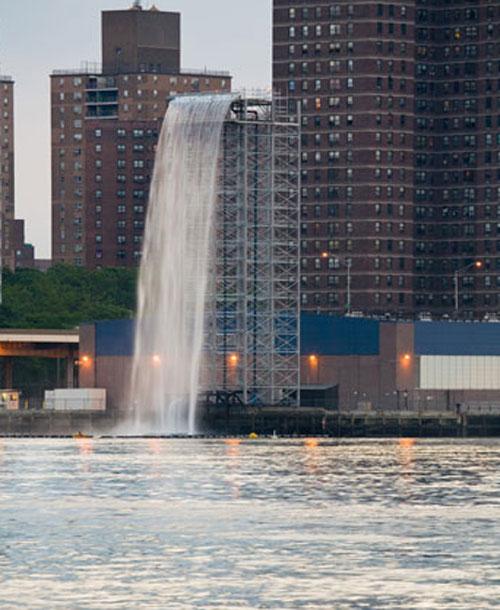 Водопады забили посреди каменных джунглей  Нью-Йорка