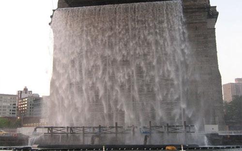 Водопады забили посреди каменных джунглей  Нью-Йорка