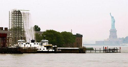 Водопады забили посреди каменных джунглей  Нью-Йорка