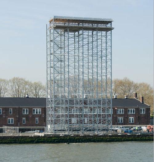 Водопады забили посреди каменных джунглей  Нью-Йорка