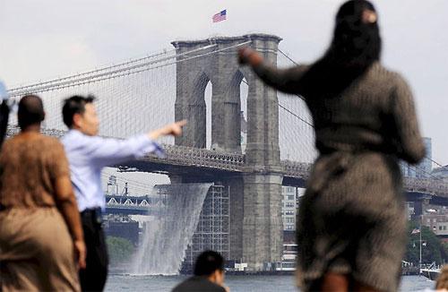 Водопады забили посреди каменных джунглей  Нью-Йорка