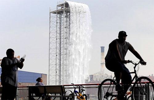 Водопады забили посреди каменных джунглей  Нью-Йорка