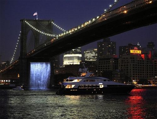 Водопады забили посреди каменных джунглей  Нью-Йорка