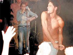 Дима Билан устроил стриптиз для поклонников