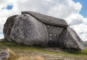 Самые необычные постройки из камня