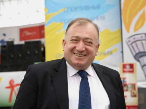 История одного подвига: как Шаварш Карапетян вытащил 46 человек из тонущего троллейбуса