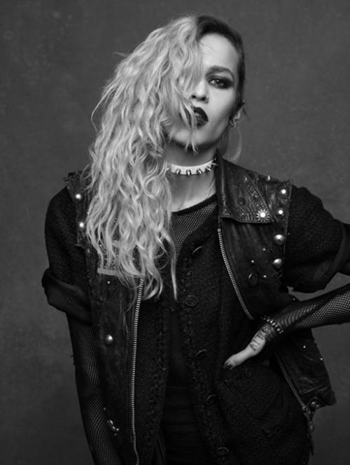 Карл Лагерфельд запечатлел звезд в классических черных жакетах Chanel