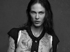 Карл Лагерфельд запечатлел звезд в классических черных жакетах Chanel