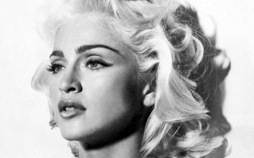 10 знаменитых брюнеток, которые прославились как блондинки