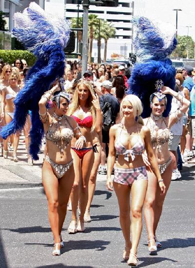 Самый многочисленный бикини-парад в мире