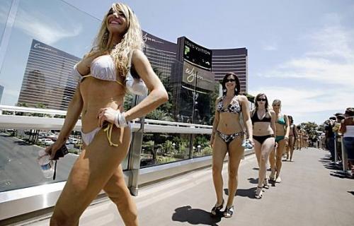 Самый многочисленный бикини-парад в мире
