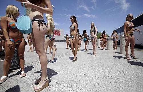 Самый многочисленный бикини-парад в мире