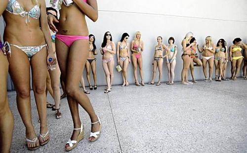 Самый многочисленный бикини-парад в мире