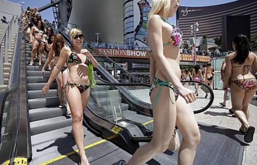 Самый многочисленный бикини-парад в мире