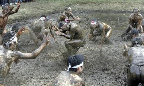 В Японии началось традиционное валяние в грязи