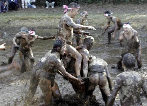 В Японии началось традиционное валяние в грязи