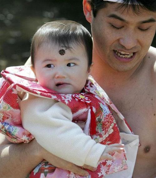 В Японии началось традиционное валяние в грязи