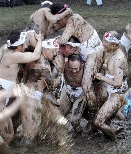 В Японии началось традиционное валяние в грязи