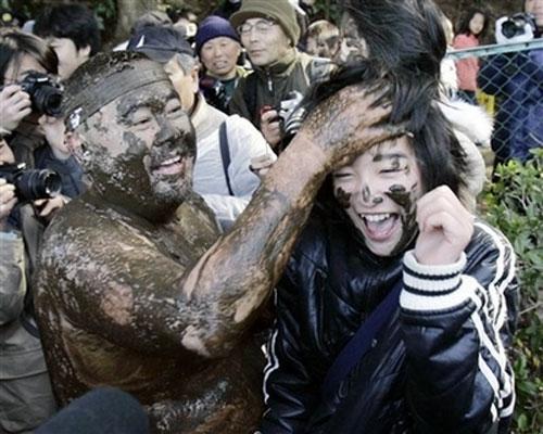 В Японии началось традиционное валяние в грязи