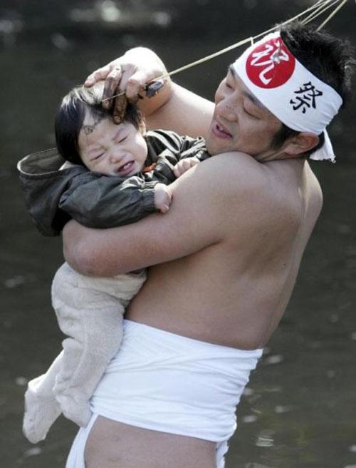 В Японии началось традиционное валяние в грязи