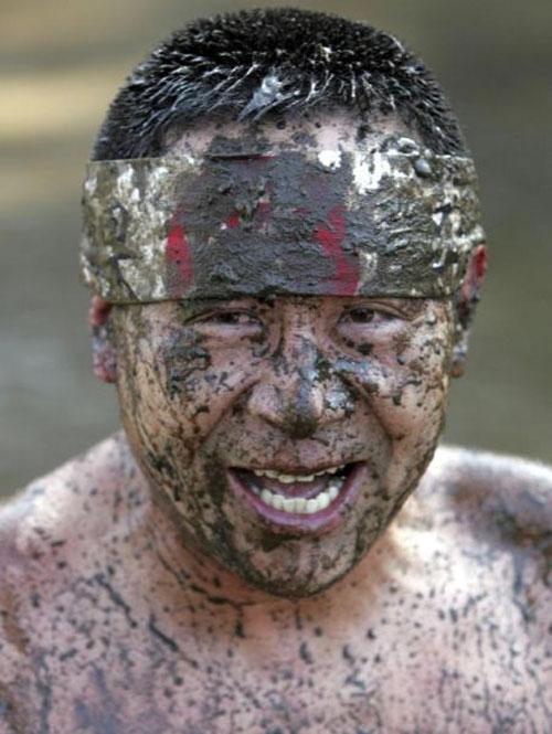 В Японии началось традиционное валяние в грязи