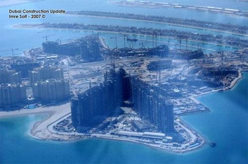 Пальмовые острова растут из под воды как грибы