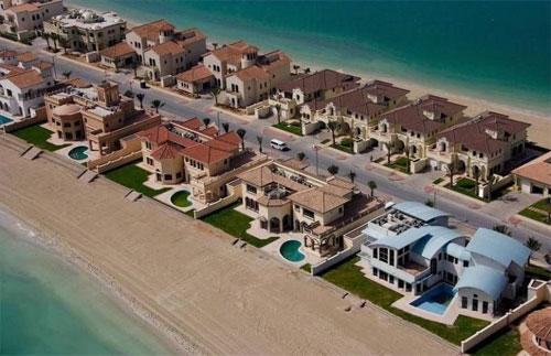 Пальмовые острова растут из под воды как грибы