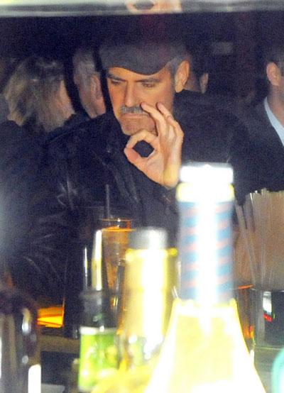 Джордж Клуни наклюкался с красавицами в благотворительных целях