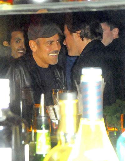 Джордж Клуни наклюкался с красавицами в благотворительных целях