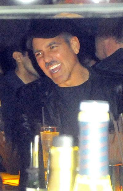 Джордж Клуни наклюкался с красавицами в благотворительных целях