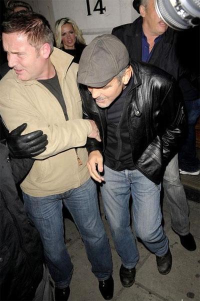 Джордж Клуни наклюкался с красавицами в благотворительных целях