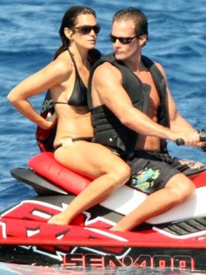 Звезды развлекаются на пляже