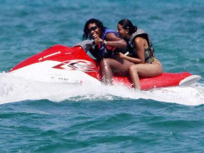 Звезды развлекаются на пляже