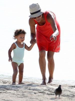 Звезды развлекаются на пляже