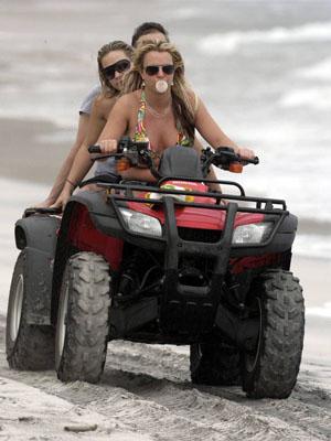 Звезды развлекаются на пляже