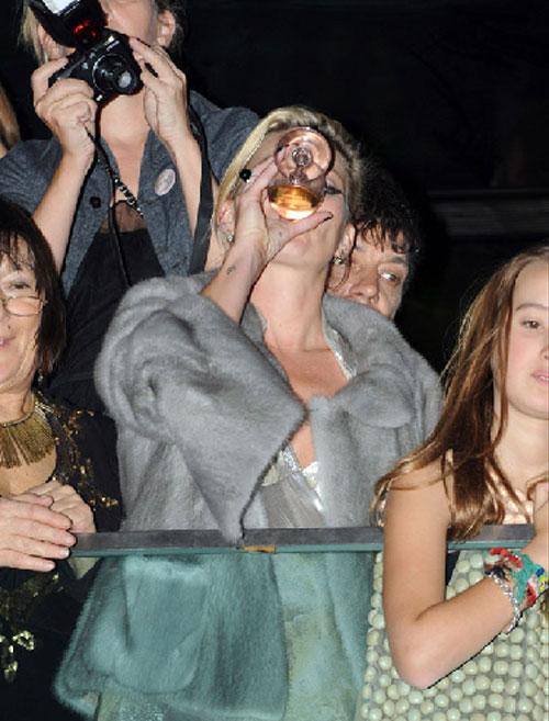 Кейт Мосс спаивает младенцев