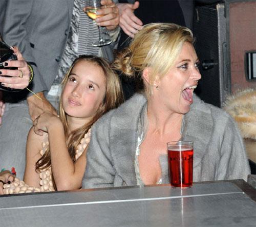 Кейт Мосс спаивает младенцев