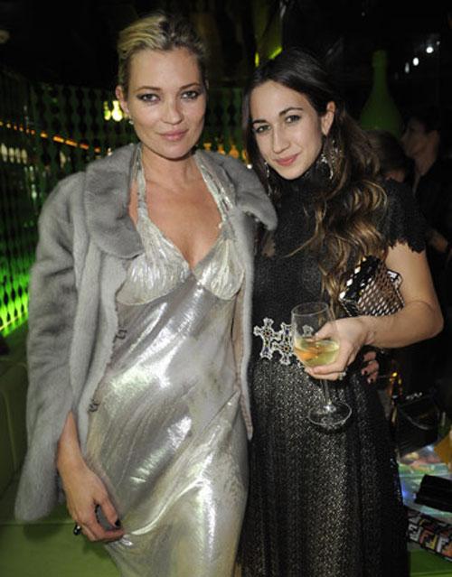 Кейт Мосс спаивает младенцев