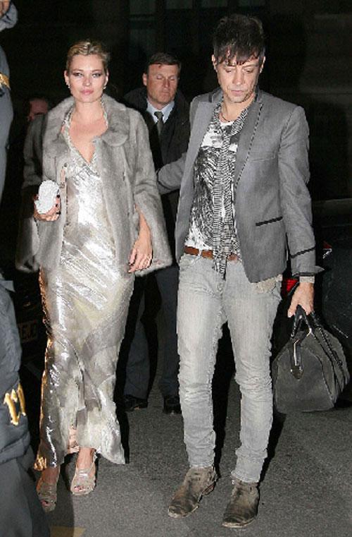 Кейт Мосс спаивает младенцев