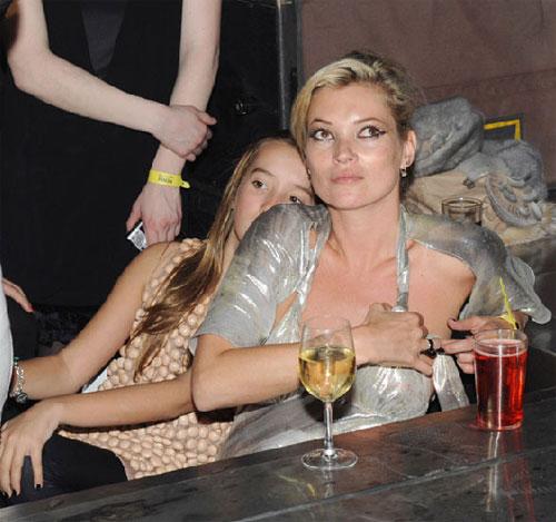 Кейт Мосс спаивает младенцев