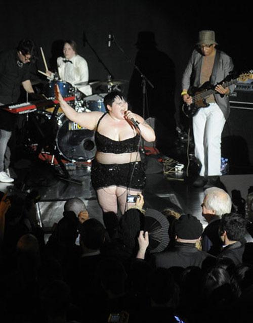 Кейт Мосс спаивает младенцев