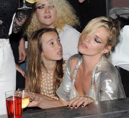 Кейт Мосс спаивает младенцев