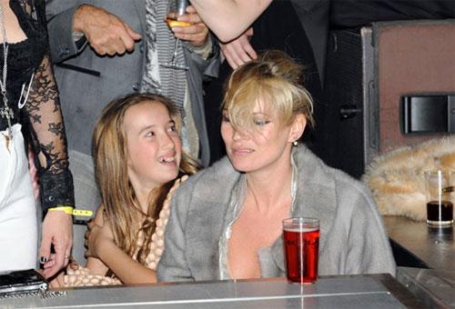 Кейт Мосс спаивает младенцев