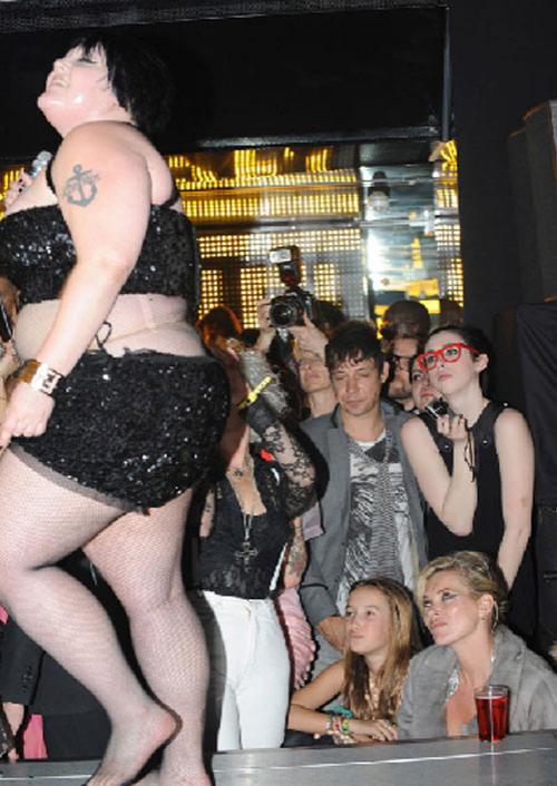 Кейт Мосс спаивает младенцев