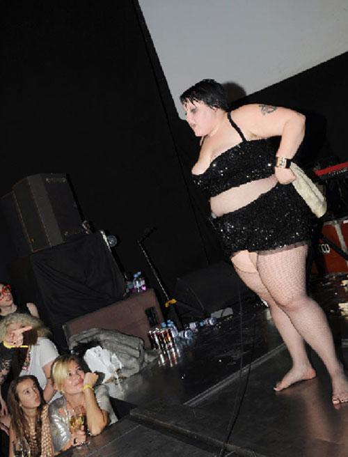 Кейт Мосс спаивает младенцев