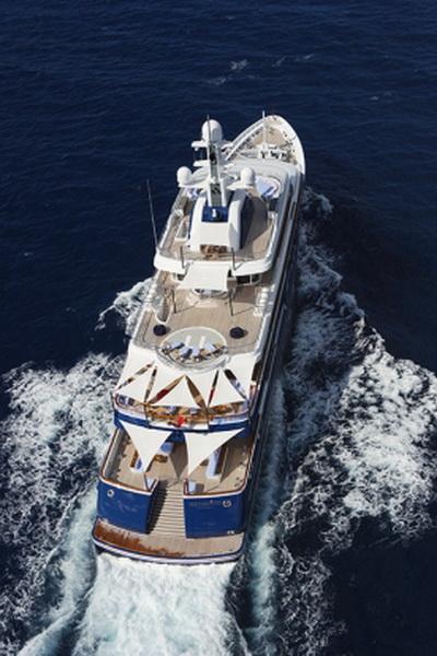 Яхта Northern Star
Стоимость недельной аренды: €650 000

Экспедиционная моторная яхта ледокольного типа строилась на немецкой Lurssen по заказу канадского бизнесмена Джона Рисли, владеющего одной из крупнейших в Северной Америке рыбодобывающих и рыбоперерабатывающих компаний.  После спуска на воду в 2009 году яхту стали называть одной из самых подходящих для дальних экспедиций, в частности в северных морях. Внутренний интерьер судна выполнен в стиле загородного дома с множеством антикварной мебели.