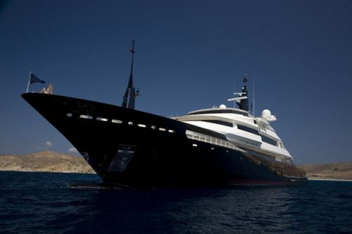Яхта Alfa Nero
Стоимость недельной аренды: €840 000

Построенная в 2007 году голландской Oceanco яхта Alfa Nero российского миллиардера Андрея Гурьева дважды фигурировала в списке самых роскошных яхт в мире, она считается одной из самых заметных лодок, которые сошли со стапелей за последние 10 лет.  На яхте могут разместиться 12 гостей в 6 каютах, тут есть 2 открытых бассейна, танцевальный зал, 3 обеденные зоны и центральный лифт.