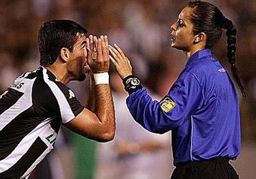 Арбитр отстранена от судейства из-за съемок в Playboy