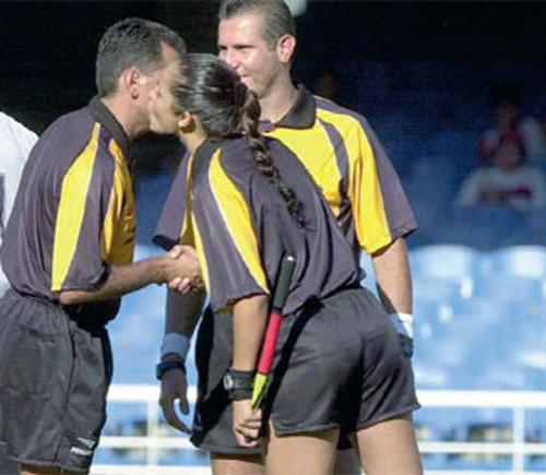 Арбитр отстранена от судейства из-за съемок в Playboy