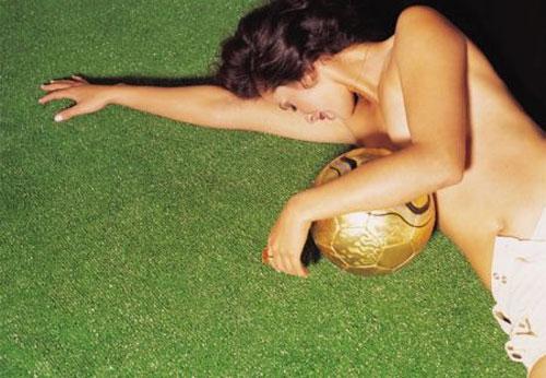 Арбитр отстранена от судейства из-за съемок в Playboy